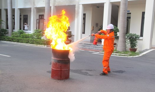 Sử dụng bình chữa cháy MFZL4 ABC tham gia dập lửa