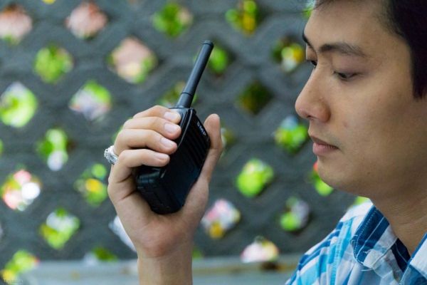 Bộ đàm có 2 dạng dải tần phổ biến là UHF và VHF 