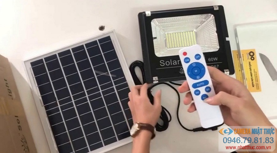 Bộ điều khiển remote trong một bộ đèn năng lượng mặt trời